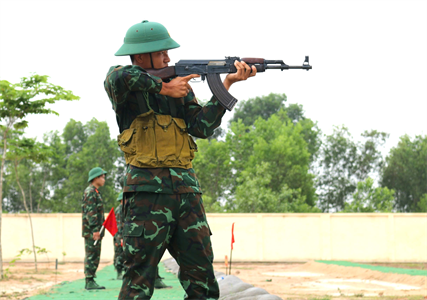 Chiến sĩ mới Trung đoàn 6, Bộ CHQS tỉnh Bình Dương bắn mục tiêu bia số 8 đạt kết quả cao