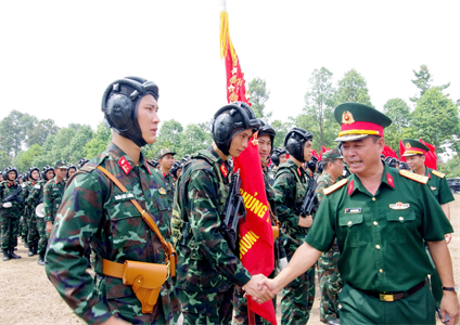 Đại tá Lê Xuân Bình thăm, động viên lực lượng huấn luyện diễu binh, diễu hành tại Sư đoàn 309
