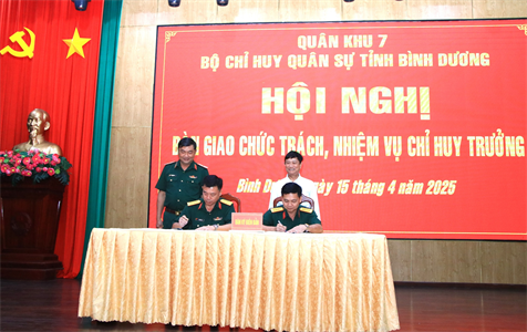 Bàn giao chức trách, nhiệm vụ Chỉ huy trưởng Bộ CHQS tỉnh Bình Dương
