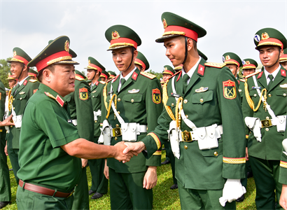 Thiếu tướng Trần Vinh Ngọc, Chính ủy Quân khu 7 thăm, động viên lực lượng tham gia diễu binh, diễu hành