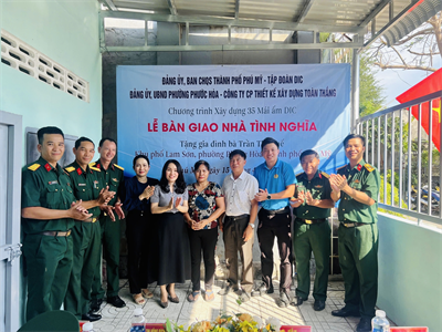 Ban CHQS thành phố Phú Mỹ trao tặng “Nhà tình nghĩa quân - dân”