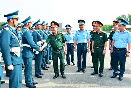 Bộ Tư lệnh Quân khu thăm tặng quà các lực lượng Quân chủng Phòng không – Không quân