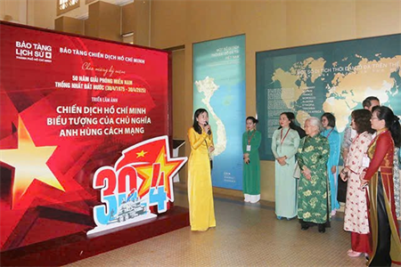 Nhiều đoàn khách tham quan triển lãm ảnh chuyên đề “Chiến dịch Hồ Chí Minh - Biểu tượng của chủ nghĩa anh hùng cách mạng”