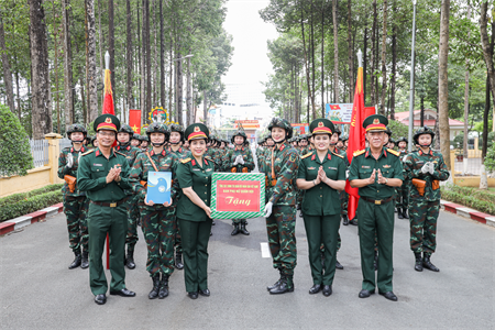 Ban Phụ nữ Quân đội động viên khối nữ tham gia diễu binh, diễu hành