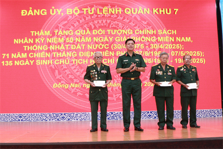 Trung tướng Nguyễn Trường Thắng thăm, tặng quà đối tượng chính sách tại tỉnh Đồng Nai