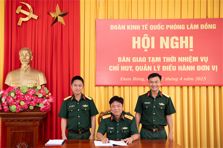 Bàn giao tạm thời nhiệm vụ Đoàn trưởng Đoàn Kinh tế - Quốc phòng Lâm Đồng