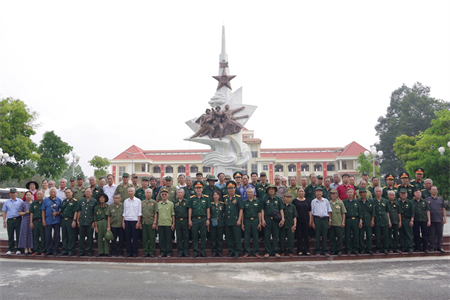 Đoàn cựu chiến binh Tiểu đoàn 1 Long An thăm Sư đoàn 5