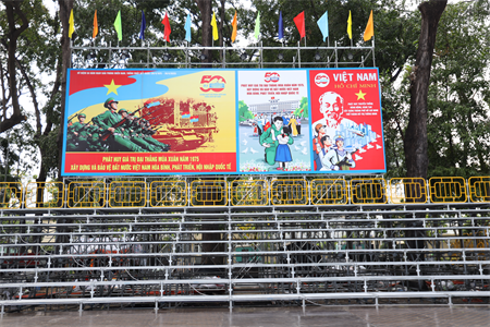 Dần hoàn thiện sân khấu, khán đài chuẩn bị cho đại lễ 30/4