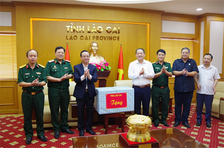 Đoàn công tác tỉnh Bình Dương thăm, tặng quà các gia đình chính sách trên địa bàn tỉnh Lào Cai