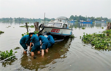 Ban CHQS thành phố Thuận An, tỉnh Bình Dương tập huấn hạ thủy ca nô và kỹ năng lái xuồng cứu hộ, cứu nạn