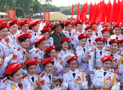 Thủ tướng Phạm Minh Chính dự kiểm tra tổng hợp luyện và tặng quà cho các lực lượng
