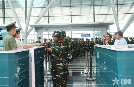 Đón, động viên lực lượng Quân đội nhân dân Lào sang Việt Nam tham gia diễu binh, diễu hành