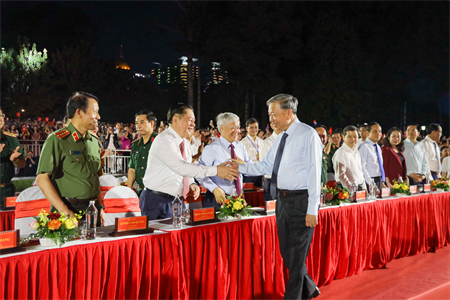 Tổng Bí thư Tô Lâm dự Chương trình nghệ thuật “Đất nước trọn niềm vui”