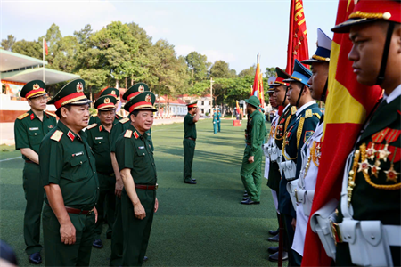 Thượng tướng Trịnh Văn Quyết thăm, tặng quà, động viên lực lượng luyện tập diễu binh, diễu hành tại Trường Quân sự Quân khu 7