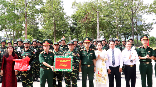 Tỉnh Bình Dương thăm, tặng quà lực lượng quân đội Lào, Campuchia sang luyện tập và tham gia diễu binh, diễu hành