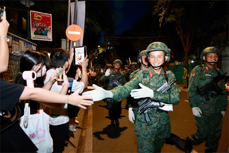 Hân hoan đón chào những cánh quân tiến về Thành phố