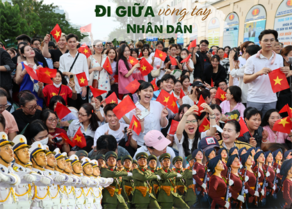 Đi giữa vòng tay Nhân dân