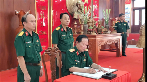 Thượng tướng Nguyễn Huy Hiệu, nguyên Thứ trưởng Bộ Quốc phòng thăm Bộ CHQS tỉnh Bình Dương