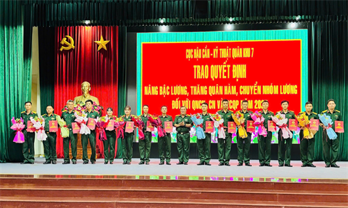 Cục Hậu cần – Kỹ thuật Quân khu 7 trao quyết định thăng quân hàm, nâng lương quân nhân chuyên nghiệp năm 2025