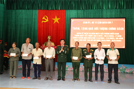 Bộ Tư lệnh Quân khu 7 thăm và tặng quà gia đình chính sách tại Bình Phước