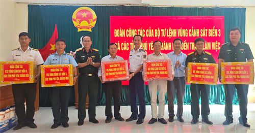 Bộ Tư lệnh Vùng Cảnh sát biển 3 thăm, tặng quà và nắm tình hình tại huyện đảo Phú Quý, tỉnh Bình Thuận