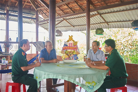 Bộ CHQS tỉnh Tây Ninh thăm và tặng quà các gia đình chính sách, người có công với cách mạng