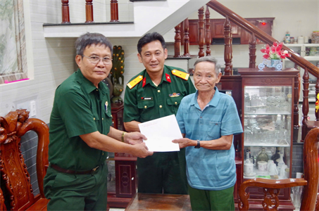 Ban CHQS huyện Côn Đảo thăm, tặng quà gia đình chính sách