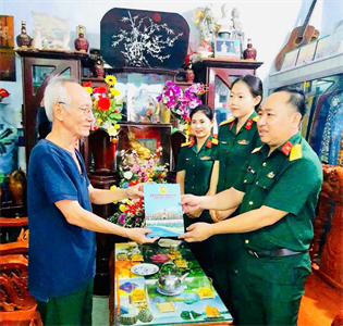 Ban CHQS thành phố Vũng Tàu thăm, tặng quà gia đình chính sách
