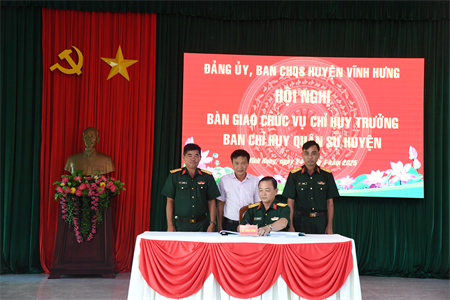 Bàn giao chức vụ Chỉ huy trưởng Ban CHQS huyện Vĩnh Hưng