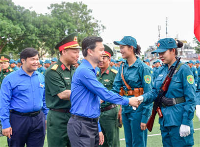 Trung ương Đoàn TNCS Hồ Chí Minh tặng quà các lực lượng diễu binh, diễu hành