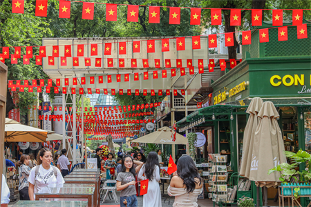 Cờ hoa đỏ rực trên đường phố mang tên Bác