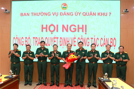 Ban Thường vụ Đảng ủy Quân khu công bố, trao quyết định về công tác cán bộ