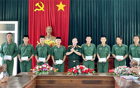 Huyện Phú Giáo thăm, động viên chiến sĩ mới tại Lữ đoàn Đặc công 429