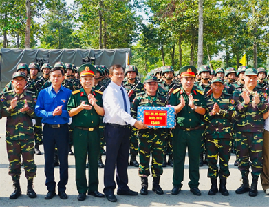 Tỉnh Bà Rịa - Vũng Tàu thăm, tặng quà các lực lượng tham gia luyện tập diễu binh, diễu hành