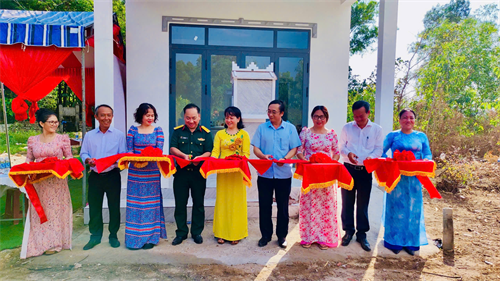 Ban CHQS thành phố  Vũng Tàu trao tặng “Nhà đại đoàn kết”