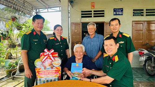 Bộ CHQS tỉnh Bà Rịa - Vũng Tàu thăm, tặng quà Mẹ Việt Nam anh hùng, người có công với cách mạng