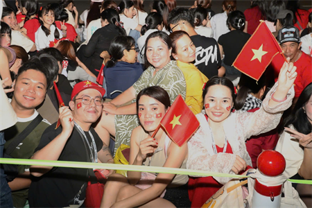 Háo hức chờ đón nhịp bước quân hành từ nửa đêm