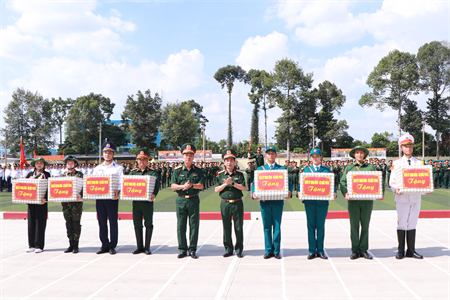 Đại tướng Phan Văn Giang thăm, động viên  lực lượng tham gia diễu binh, diễu hành tại Trường Quân sự Quân khu 7