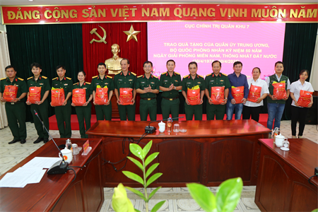 Cục Chính trị Quân khu 7 trao quà của Quân ủy Trung ương, Bộ Quốc phòng cho quân nhân có hoàn cảnh khó khăn