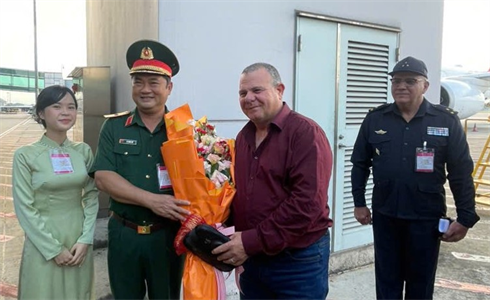 Đón Đoàn Chủ nhiệm Chính trị các Lực lượng vũ trang cách mạng Cu-ba thăm và làm việc tại Quân khu 7