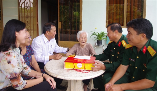 Sư đoàn 5: Thăm, tặng quà gia đình chínhsách