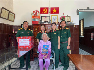 Ban Chỉ huy Quân sự thành phố Vũng Tàu thăm Mẹ Việt Nam anh hùng