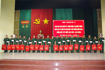 Sư đoàn 7 trao quà của Quân ủy Trung ương, Bộ Quốc phòng cho quân nhân có hoàn cảnh khó khăn