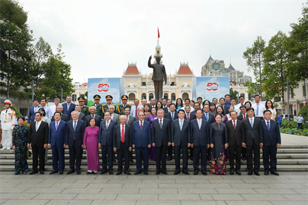 Tổng Bí thư dâng hương tưởng nhớ Chủ tịch Hồ Chí Minh và Chủ tịch Tôn Đức Thắng