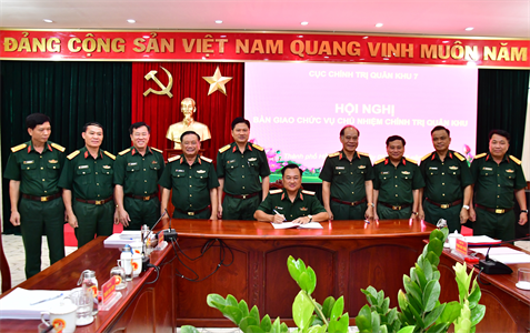 Bàn giao chức vụ Chủ nhiệm Chính trị Quân khu 7