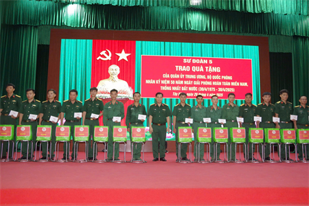 Sư đoàn 5 trao quà của Quân ủy Trung ương, Bộ Quốc phòng cho quân nhân có hoàn cảnh khó khăn
