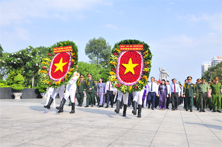Lãnh đạo Thành phố Hồ Chí Minh viếng nghĩa trang liệt sĩ Hồ Chí Minh