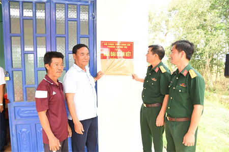 Phòng Chính trị, Bộ CHQS tỉnh Long An trao tặng nhà Đại đoàn kết