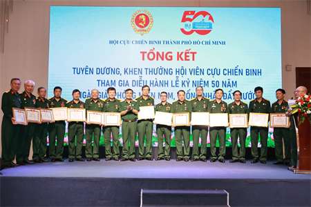 Hội Cựu chiến binh TPHCM khen thưởng 120 cựu chiến binh tham gia diễu hành kỷ niệm 50 năm Ngày Giải phóng miền Nam, thống nhất đất nước