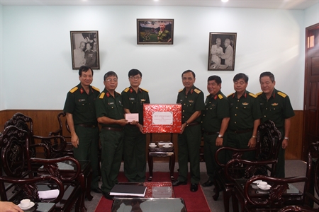 Bộ Tư lệnh Quân khu 7 thăm và tặng quà các đối tượng chính  sách